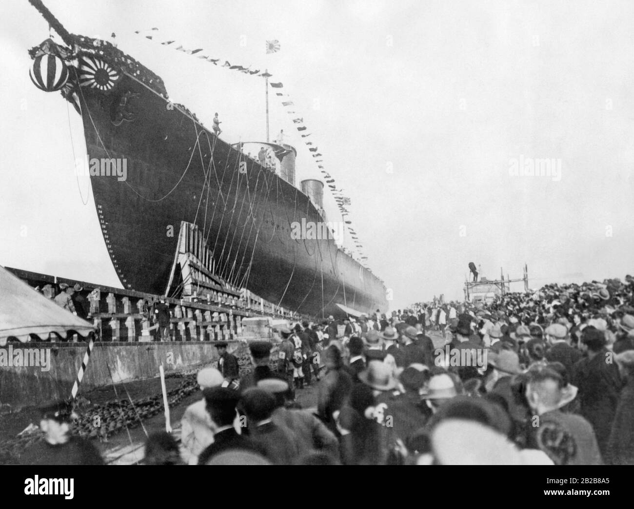 Auf der Werft in Yokosuka bei Tokio wird ein neuer Destroyer der Kaiserlich japanischen Marine gestartet. Stockfoto