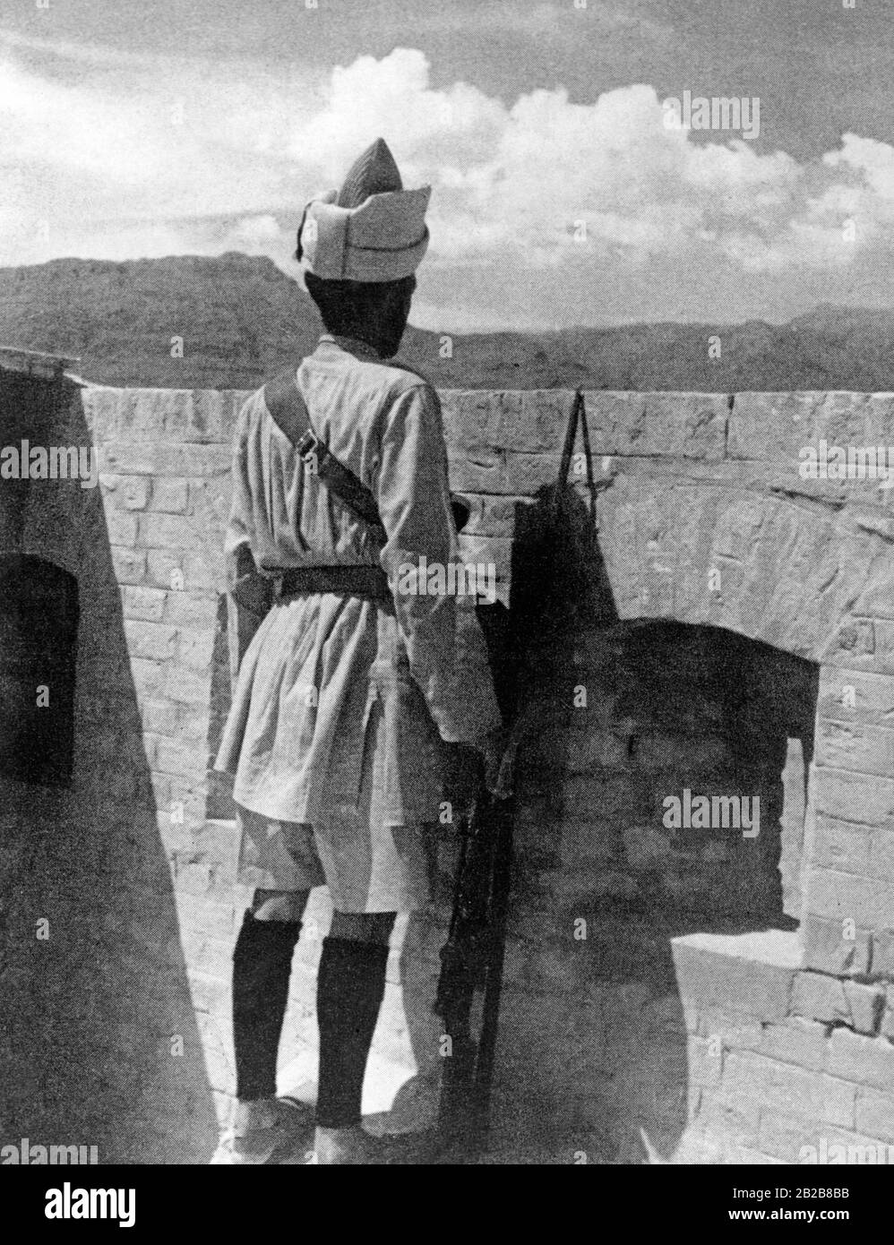 Ein Soldat der englischen einheimischen Truppen, der Wache in einem britischen Fort am Kobat-Pass steht. Er trägt einen Pashtun Turban und ein Lee-Enfield-Gewehr. Stockfoto