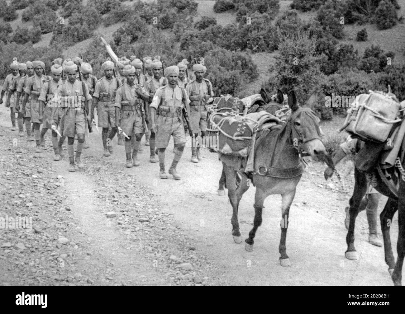 Englische Truppen zur Sicherung des Straßenbaus in der Region Waziristan im heutigen Pakistan. Die muslimischen Hügelstämme der Region rebellierten in den 1930er Jahren gegen die britischen Kolonialherren. Stockfoto