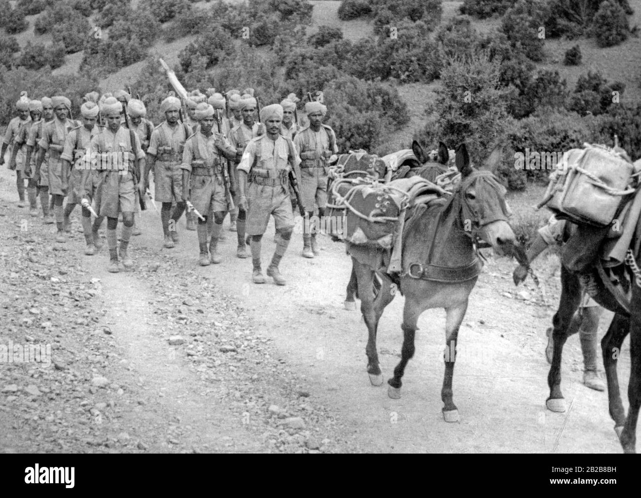 Englische Truppen zur Sicherung des Straßenbaus in der Region Waziristan im heutigen Pakistan. Die muslimischen Hügelstämme der Region rebellierten in den 1930er Jahren gegen die britischen Kolonialherren. Stockfoto