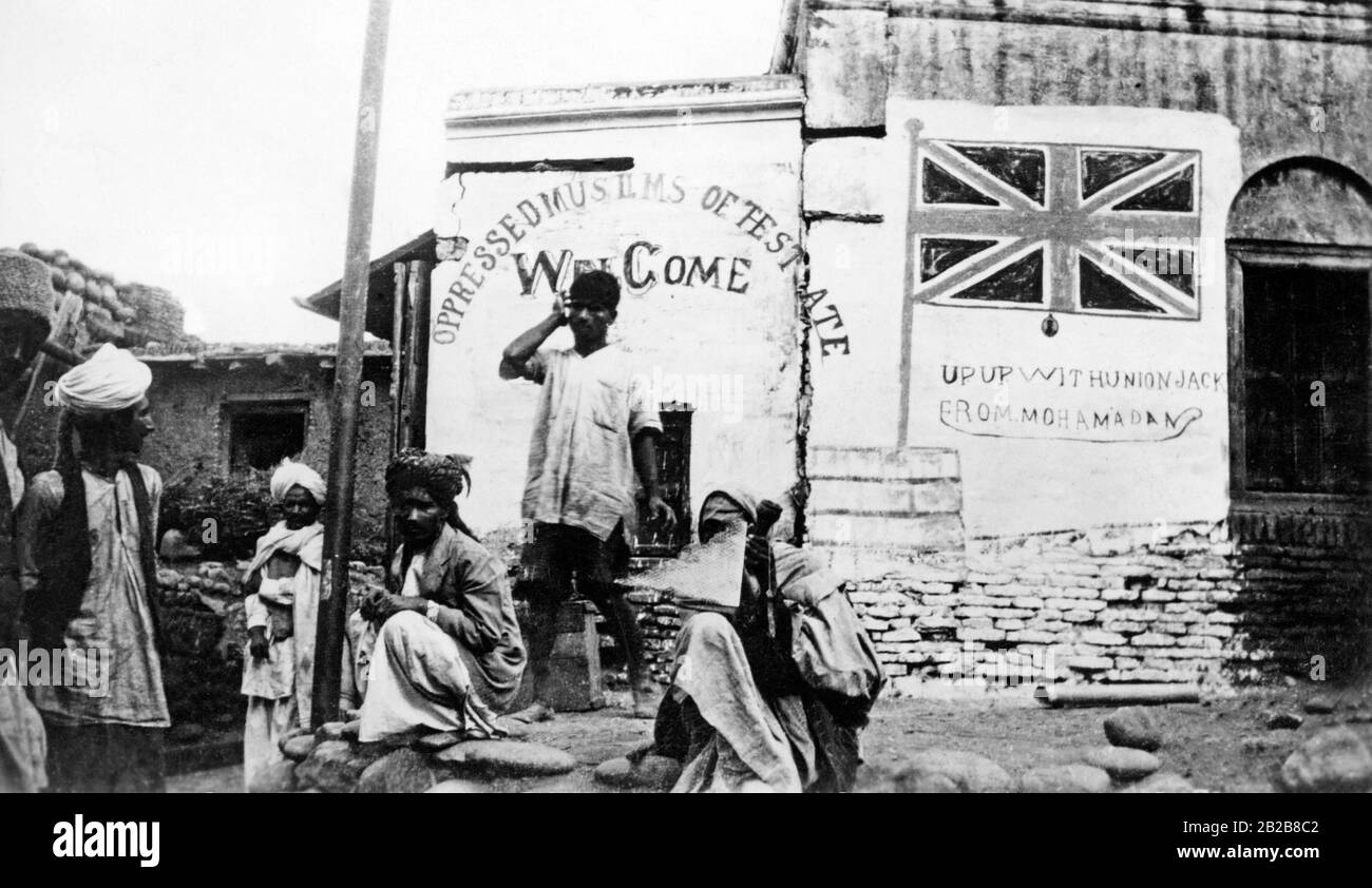 Englische Truppen, die in die Stadt Jammu in Kaschmir eindringen, werden von den Einheimischen mit Plakaten begrüßt, die auf Hauswänden gemalt wurden. Stockfoto