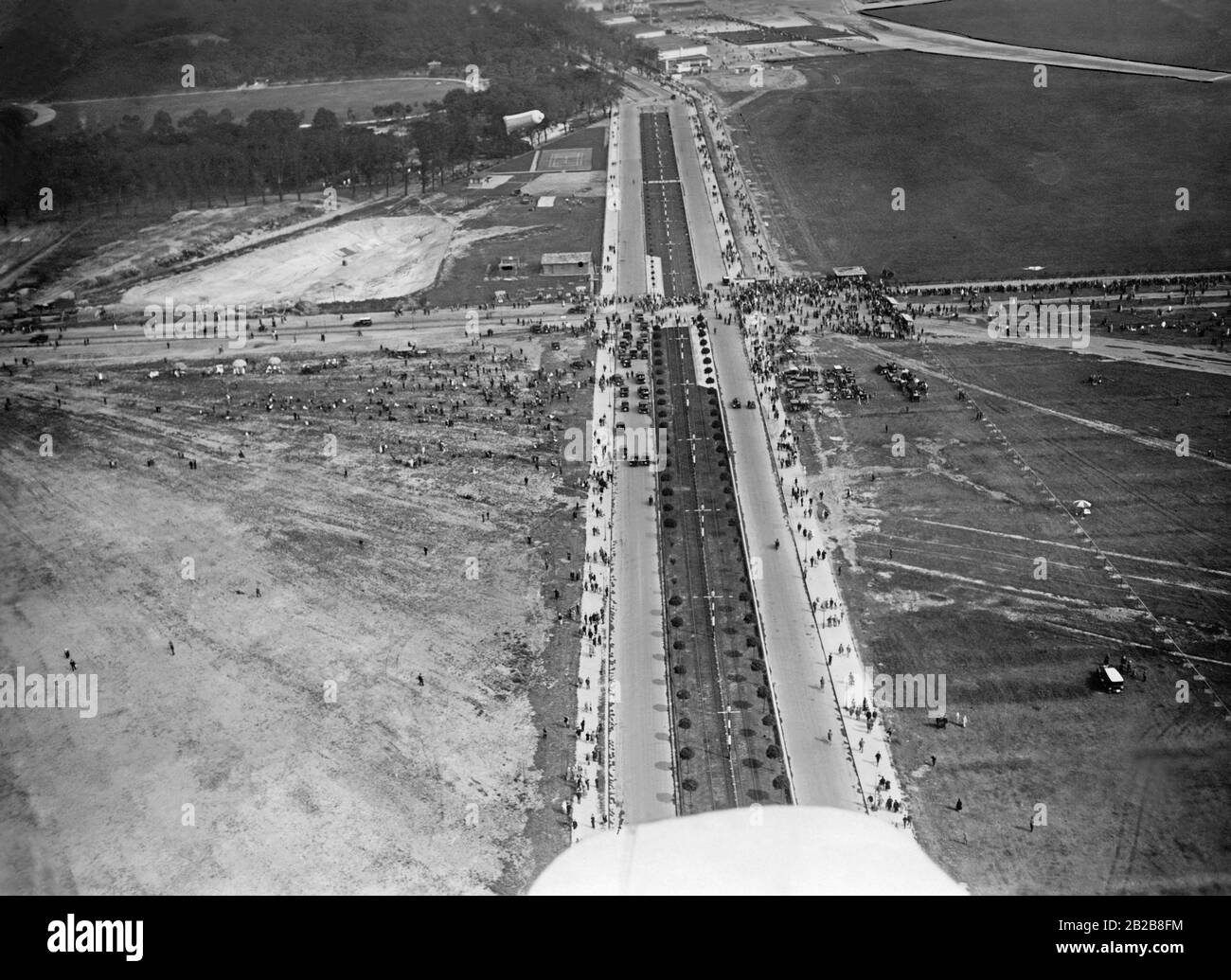 Vogelperspektive auf den Flugtag in Berlin-Tempelhof und die Landebahn. Stockfoto