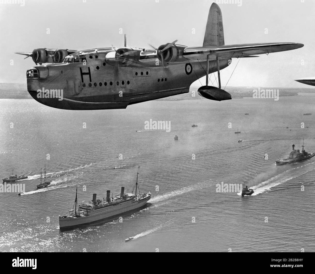 König Georg VI. Reiste 1939 an Bord des Schiffes "Empress of Australia" in die USA. Das Bild zeigt den Konvoi des Schiffes. Im Vordergrund ein fliegendes Boot vom Typ Short Sunderland. Stockfoto