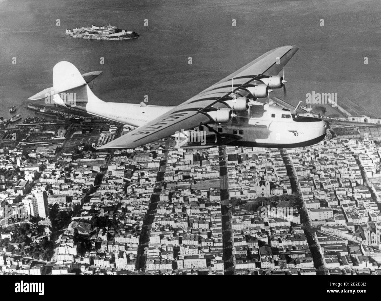 Der Martin M-130 "China Clipper" (Registrierungsnummer NC14716) von Pan American World Airways vor seinem ersten Transpazifikflug über San Francisco nach Manila. Stockfoto