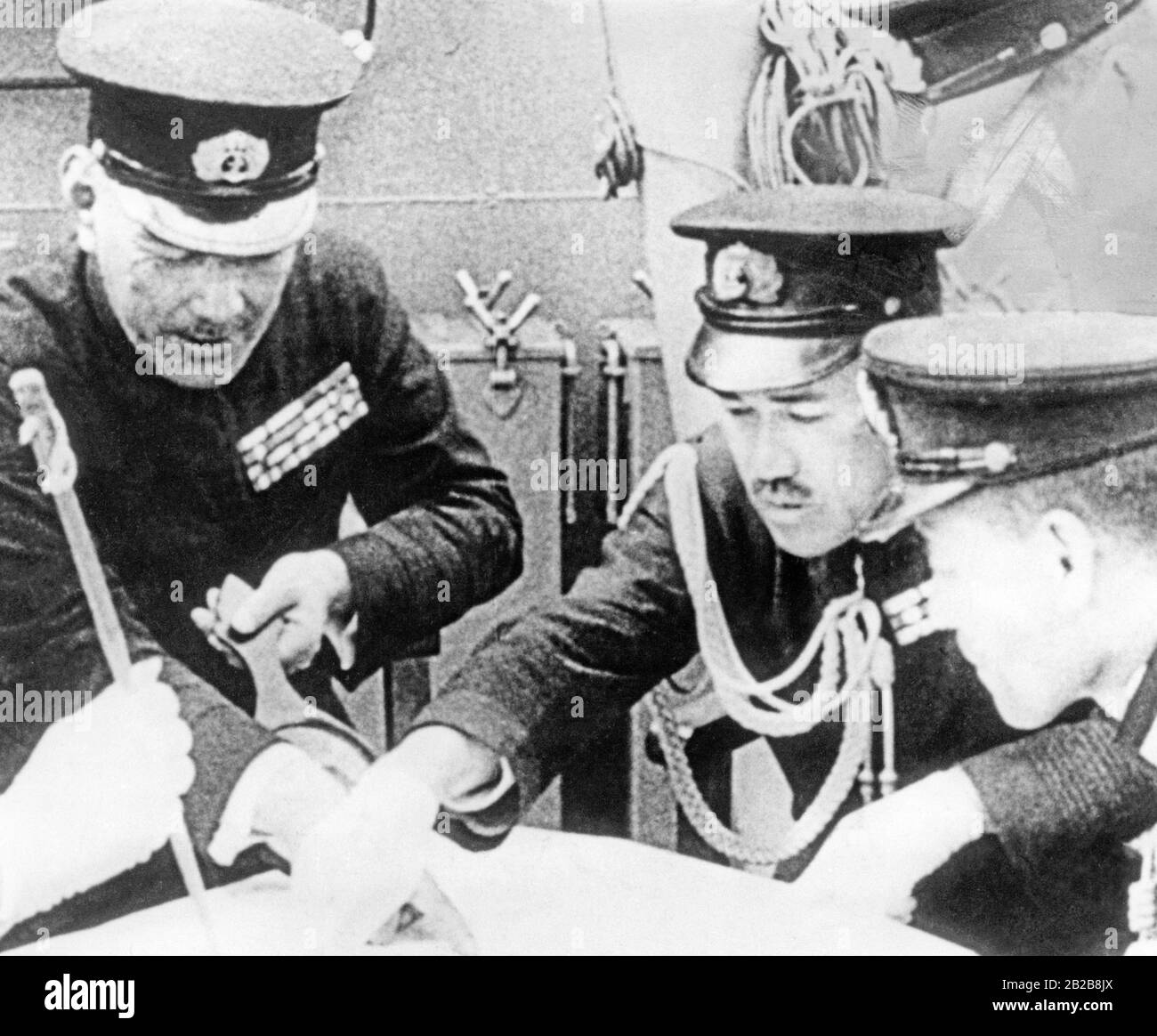 Eine Gruppe japanischer Offiziere bei einer Unterweisung auf einem Schiff vor dem japanischen Angriff auf Pearl Harbor am 7. Dezember 1941 Stockfoto