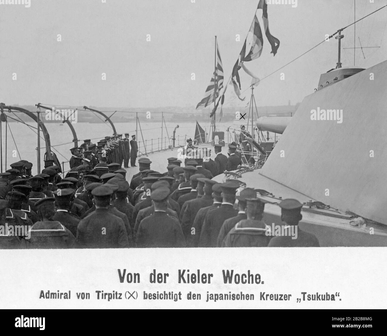 Der deutsche Admiral Tiritpitz besucht während der Kieler Woche (Kieler Woche) 1907 den japanischen Kreuzergeschwader Tsukuba. Die Besatzung hat sich zu dem offiziellen Gruß an Deck versammelt. Stockfoto