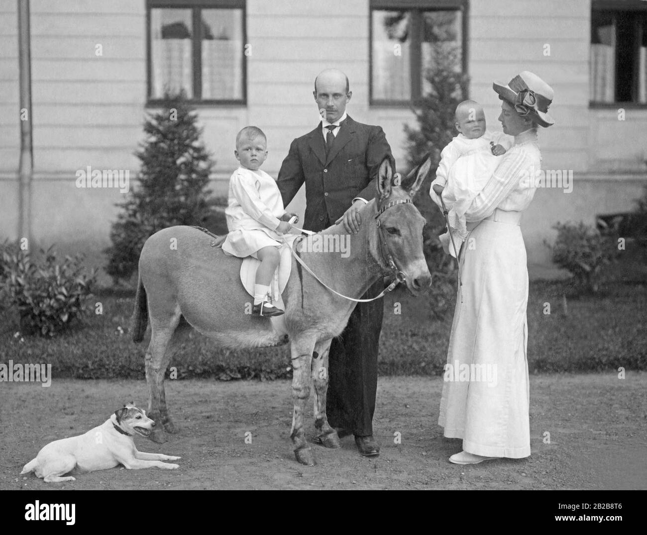 Großfürst Friedrich Franz mit seiner Frau Alexandra von Hannover und Cumberland und ihren ersten beiden Söhnen Friedrich Franz (auf dem Esel) und Christian Ludwig (auf dem Arm der Mutter). Stockfoto