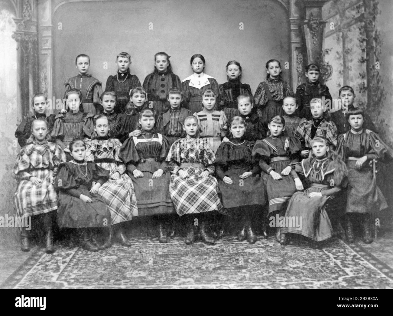 Gruppenfoto anlässlich des Abschlusses in einem Internat in Bremen für "höhere Mädchen". Stockfoto