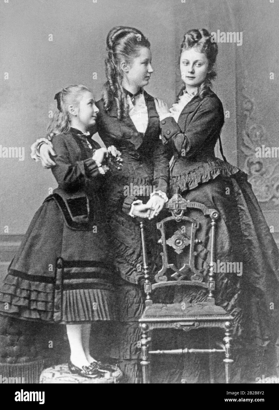 Die spätere Ehefrau von Prinz Wilhelm von Preßburg und Kaisersteinbruch, Augusta Victoria (Mitte) als junges Mädchen mit ihren beiden Schwestern, Prinzessin Leopold (rechts) und Prinzessin Karoline Mathilde (links). Das Foto ist undatiert. Stockfoto