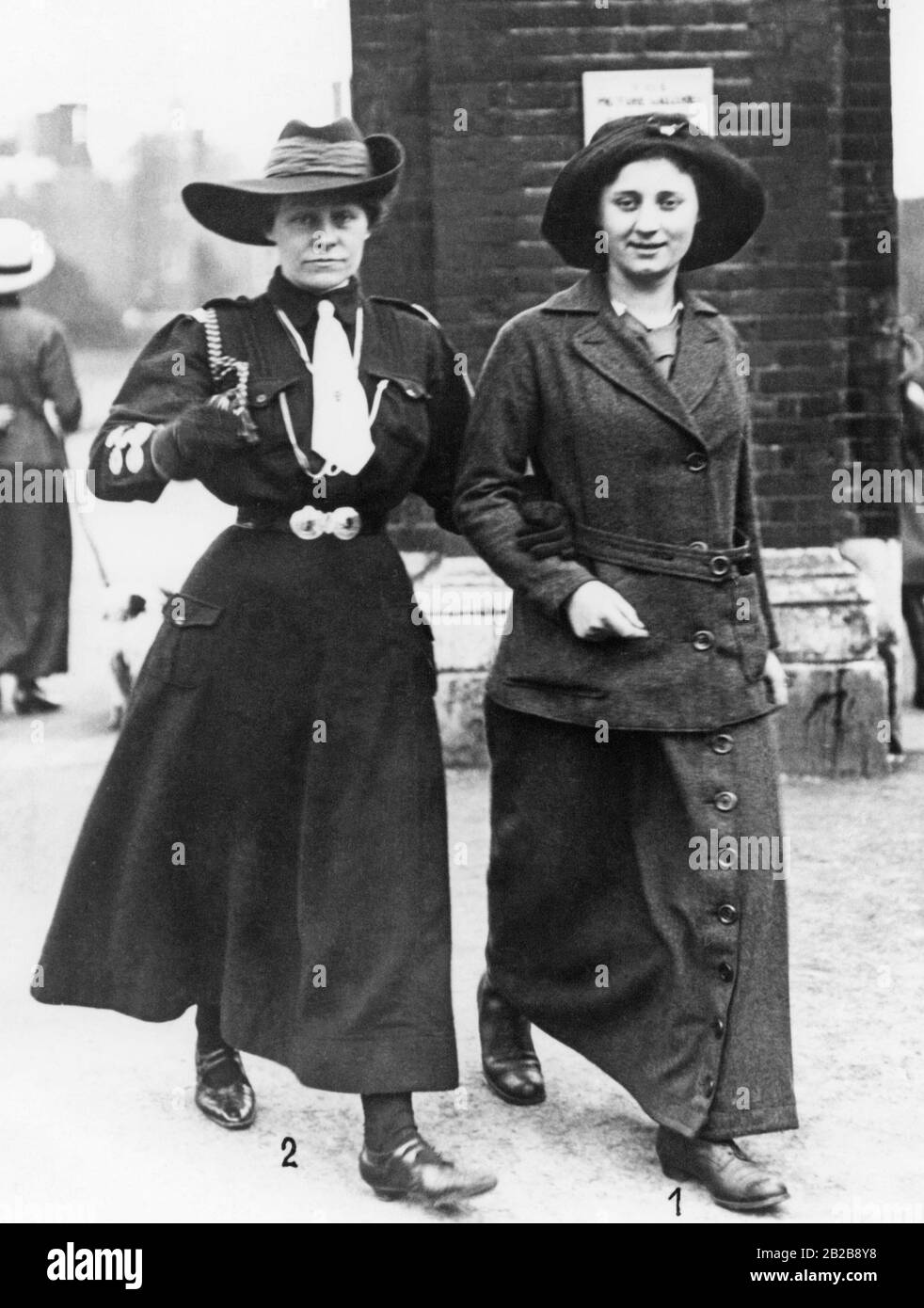 Die Anführerin der Deutschen Mädchen-Pfadfinder, Miss von der Becke (1) und die Anführerin der englischen Baden Powell Girls (2) in London. Das Foto ist undatiert. Stockfoto