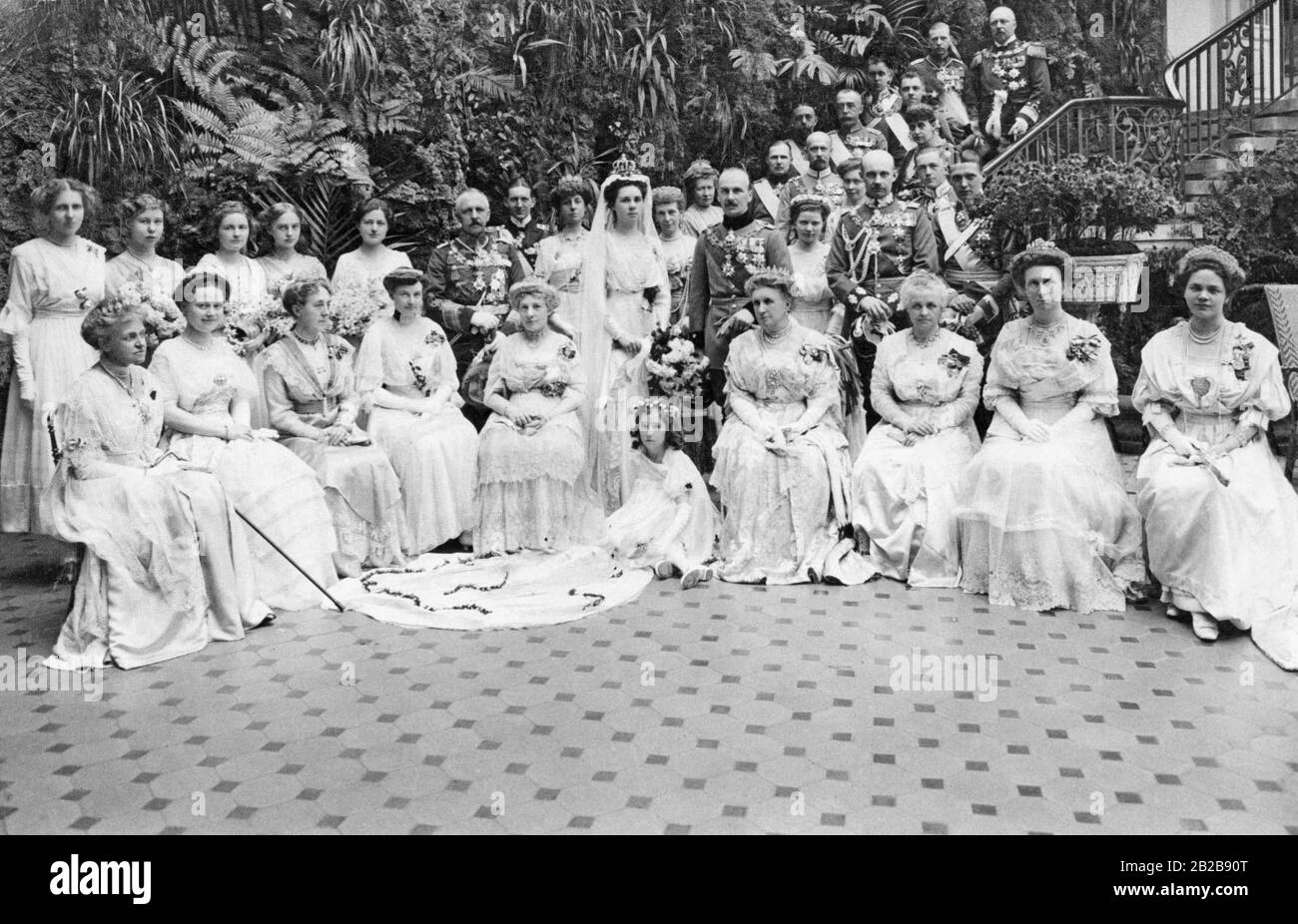 Die Hochzeitsfeier zur Hochzeit von Herzog Adolf Friedrich zu Mecklenburg mit Prinzessin Victoria Feodora Reuss in Gera. Victoria Feodora starb einen Tag nach der Geburt der ersten Tochter, so dass Adolf Friedrich im Oktober 1924 die Witwe seines Halbbruders heiratete. Stockfoto