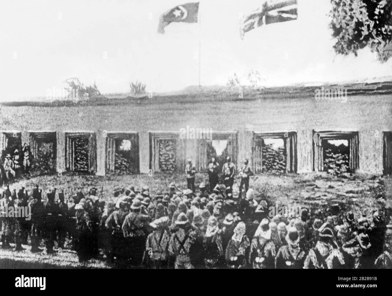 Gedenkdienst für General Charles Gordon (Gordon Pasha), der bei der Schlacht von Omdurman starb. Das Bild wird vor dem Gordon Governor's Palace in Khartum aufgenommen. Davor die Delegation der ägyptischen und britischen Truppen. Vor ihnen stehen Feldmarschall Henry Kitchener und die Generale Leslie Rundle, William Gatacre und Archibald Hunter. Stockfoto