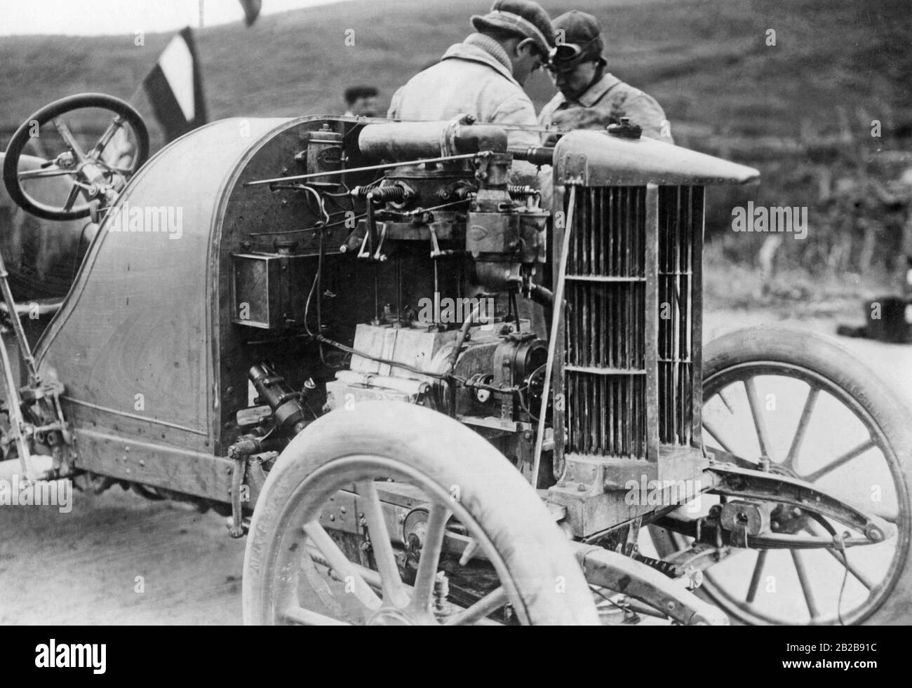Das Bild zeigt den offenen Motor eines Löwen-Rennwagens beim Rennen "Targa Florio" auf Sizilien, das am 2. Mai 1909 in der Nähe von Palermo stattfand. Stockfoto