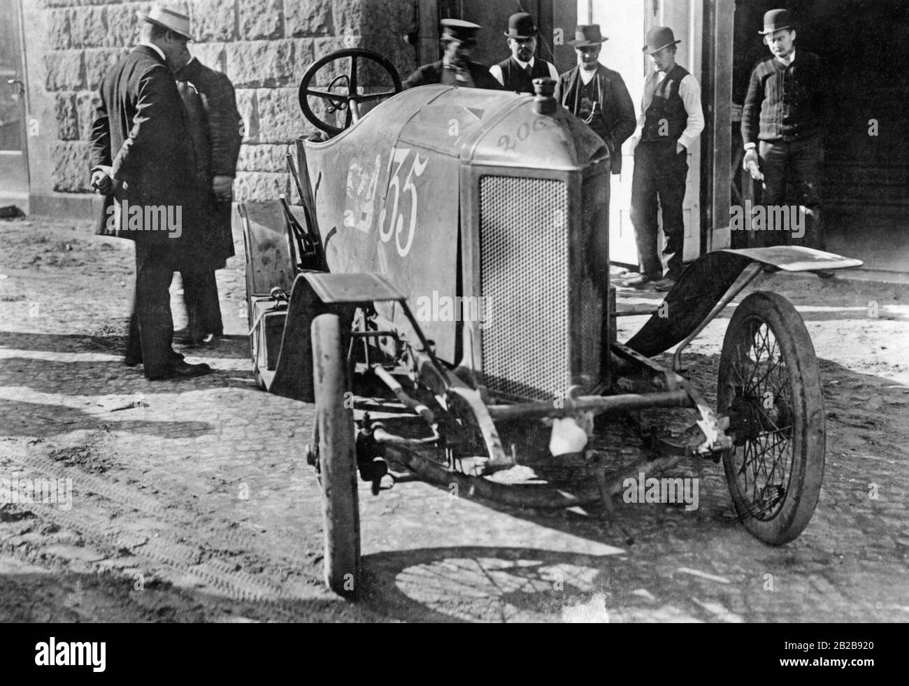 Der Rennwagen Laurin & Klement FCR mit der Nummer 35 auf dem Internationalen Automobilsalon, der vom 12. Bis 22. Oktober 1911 in den Messehallen im Berliner Zoo stattfand. Oktober 1911 hatte der Wagen das Gaillon-Bergsteigerrennen gewonnen. Stockfoto