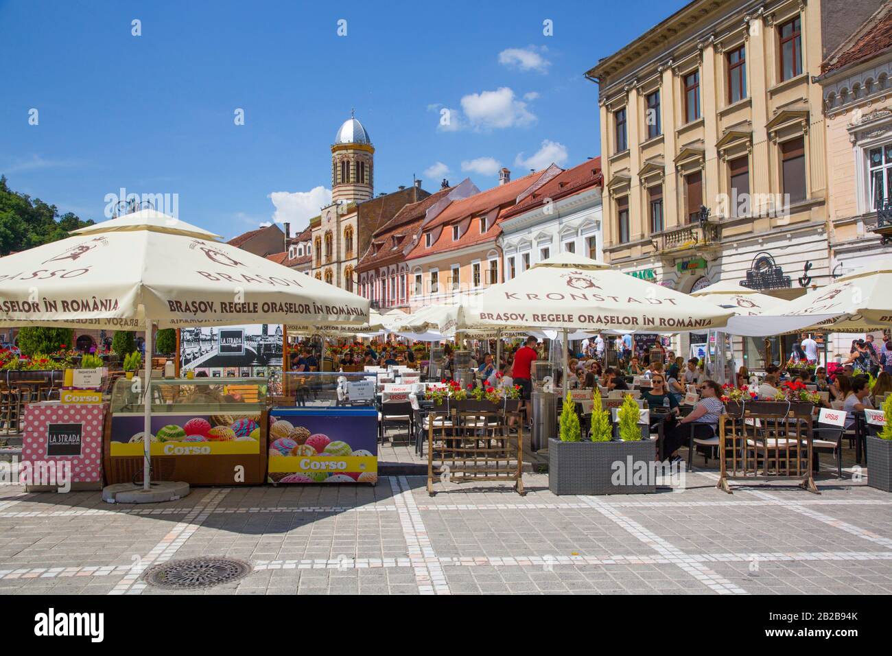 Restaurants im Freien, Piata Sfatului (Rathausplatz), Brasov, Siebenbürgen, Rumänien Stockfoto