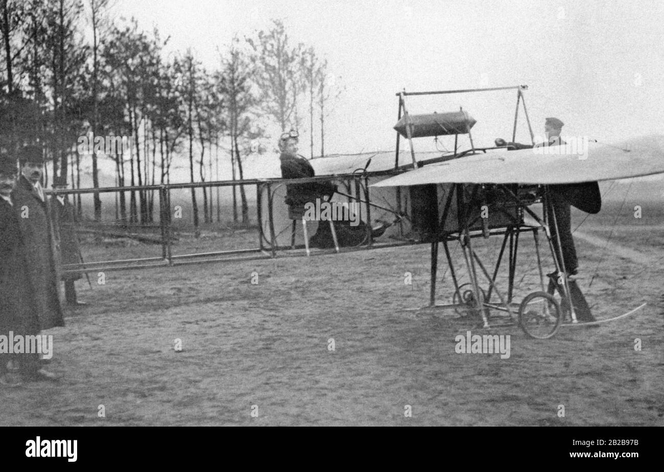 Von Anfang an gab es auch wagemutige, junge Frauen, die alleine fliegen wollten. Das Bild zeigt eine dieser Frauen, die Amerikanerin Margaret Perry, auf ihrem eigenen Monoplane auf dem Flugplatz Bork. Stockfoto