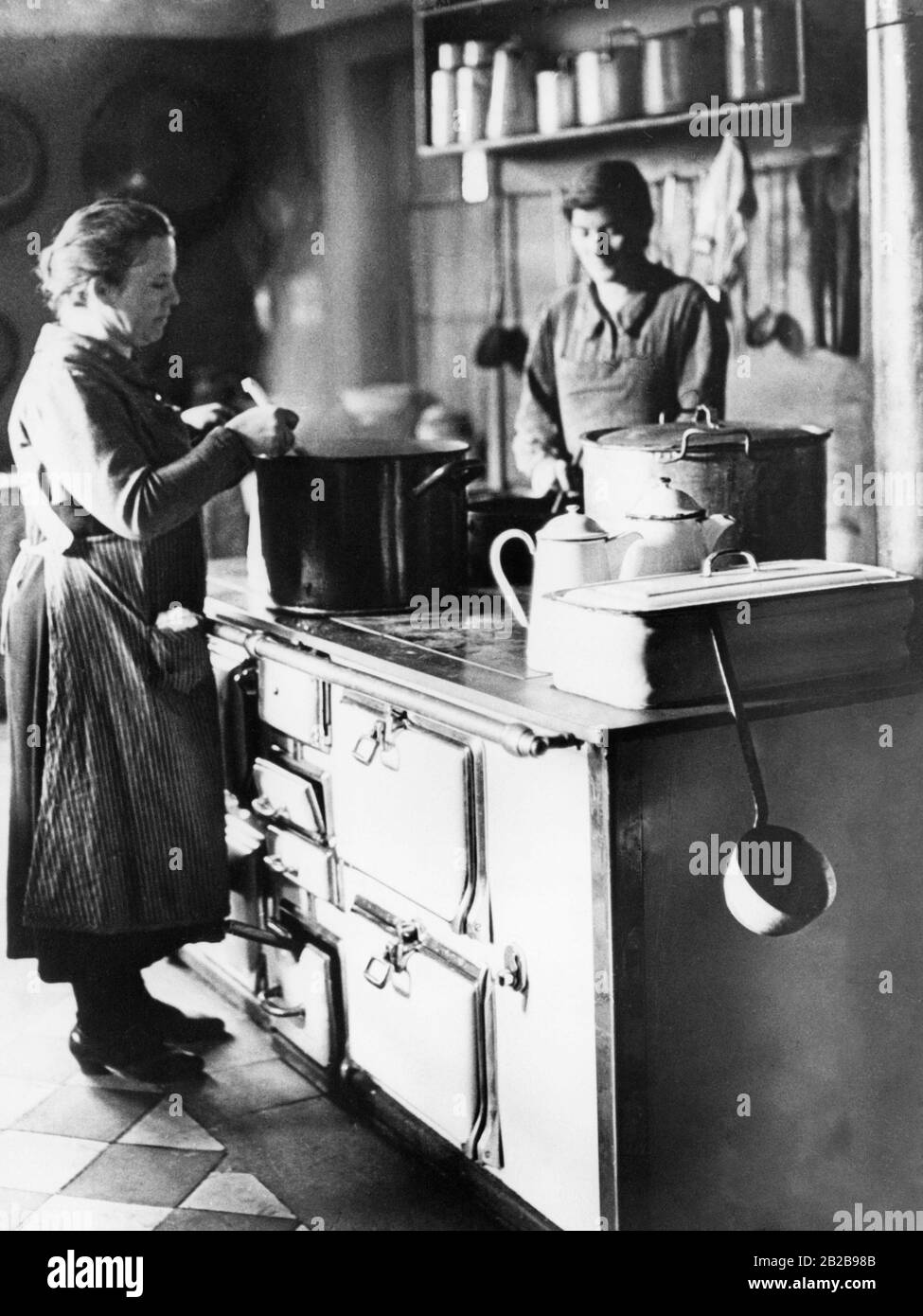 Weibliche Angestellte in der Küche eines Berliner Oberklasse-Haushalts. Stockfoto