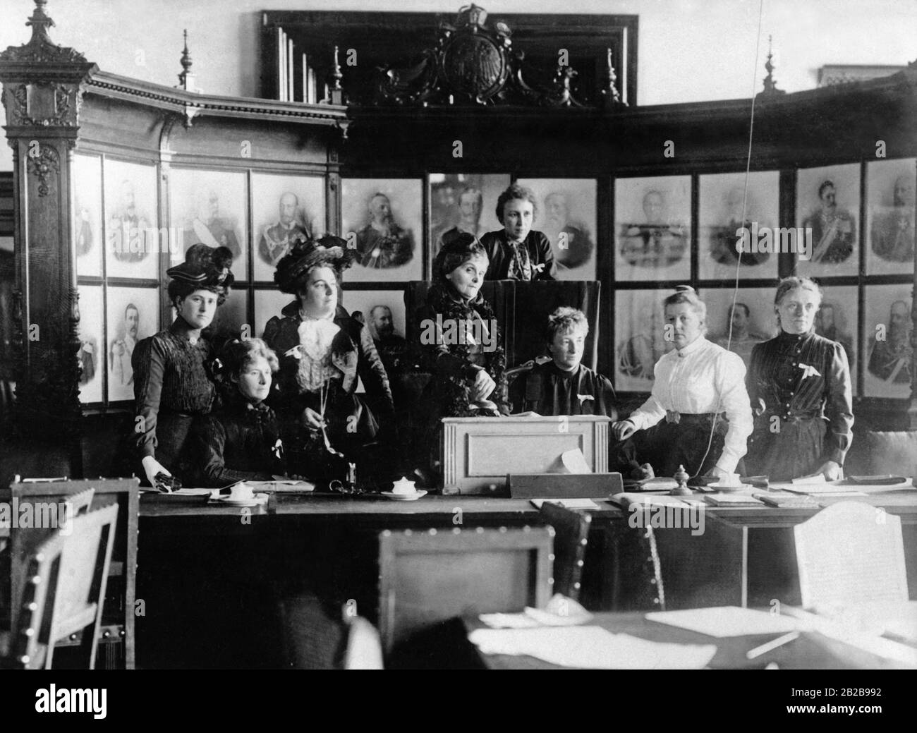 Der Vorstand des vaterlaendischen Frauenvereins, darunter die bekannte Frauenrechtlerin Minna Cauer (4. Von links) auf einem Kongress in Berlin. Stockfoto