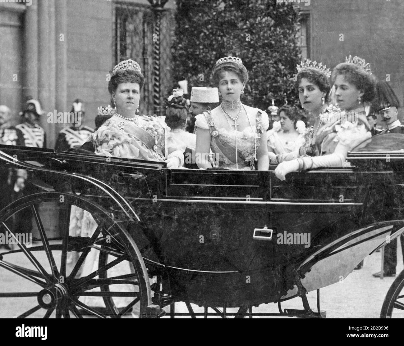 Von links nach rechts: Die Herzogin von Coburg, die Prinzessin Marie von Rumänien, die Herzogin Victoria Melita von Hessen und Die Erbprinzessin Alexandra von Hohenlohe-Langenburg. Stockfoto