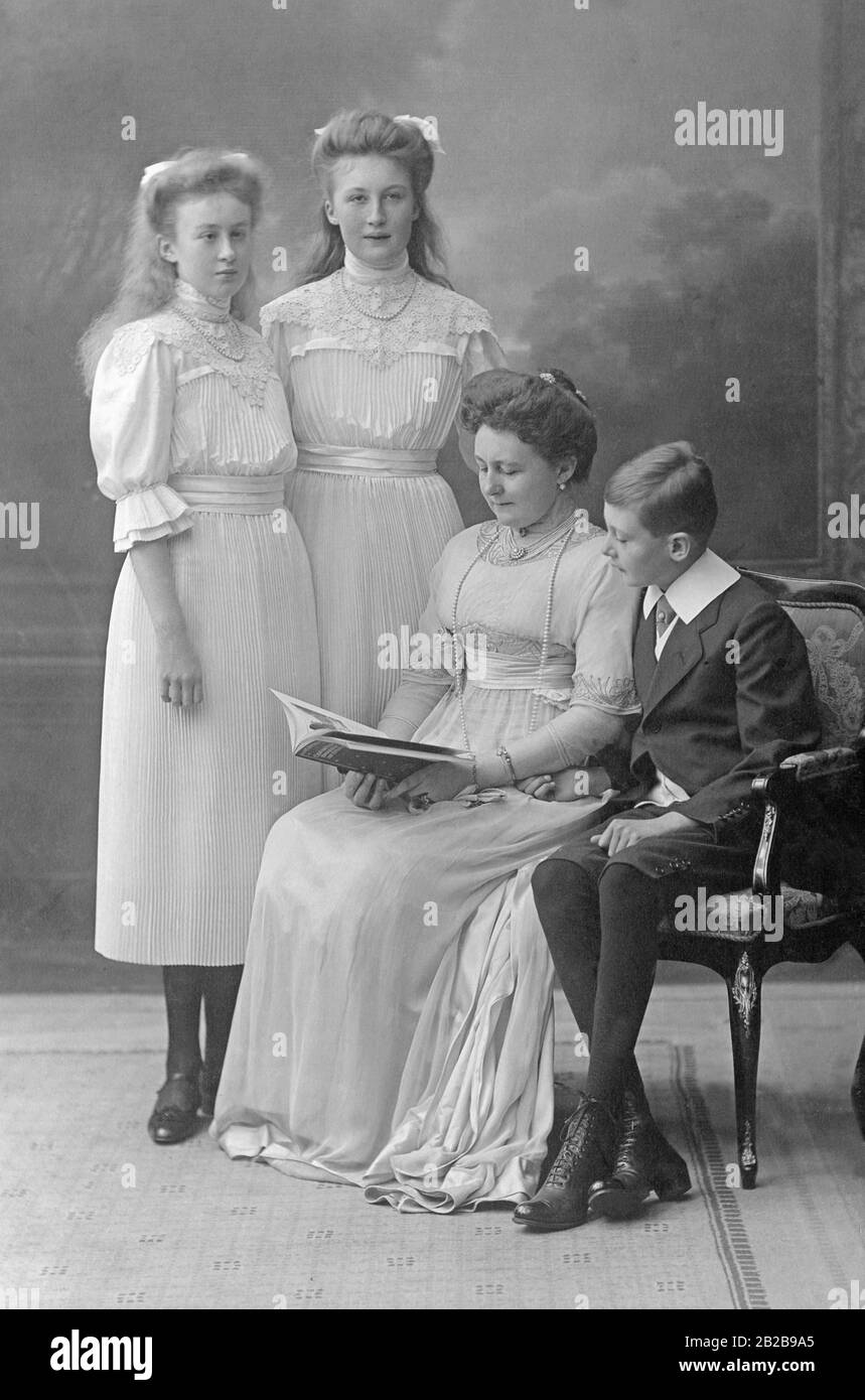 Prinzessin Alexandra Sizzo von Schwarzburg mit ihren Kindern Marie Anteinette und Irene. Stockfoto