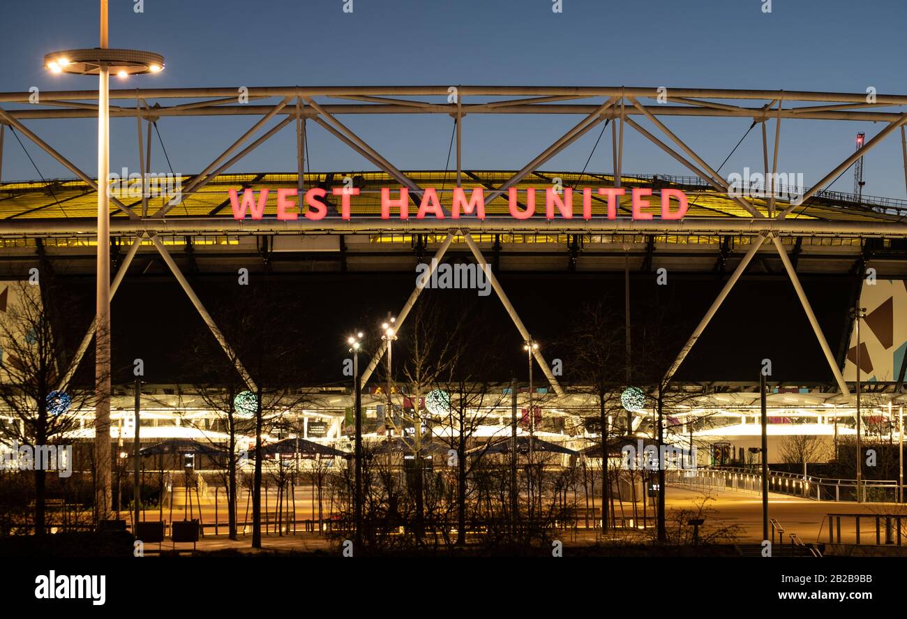 Beleuchtete West Ham-Beschilderung im Londoner Stadion, Stratford, Großbritannien, in der Nacht Stockfoto