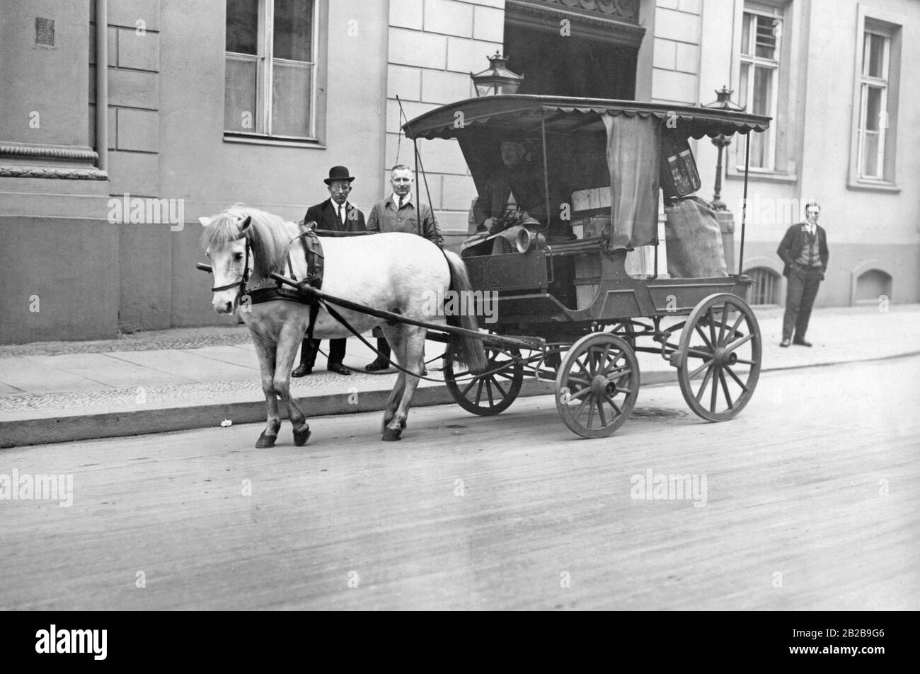 Der Kurierwagen des Außenministeriums in der Wilhelmsstraße im Berliner Regierungsviertel. Stockfoto