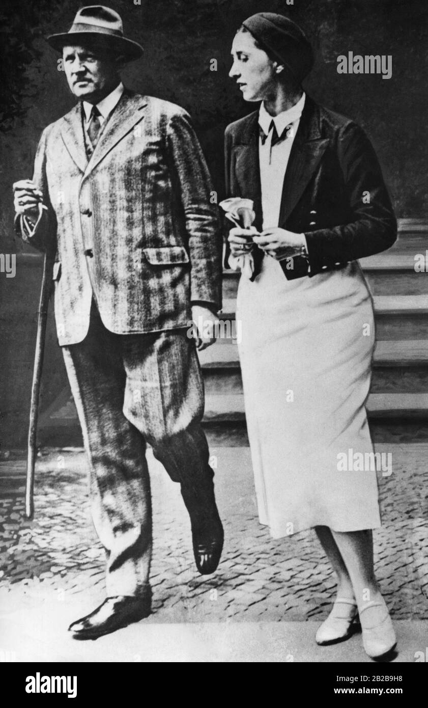 Der letzte Reichskanzler der Weimarischen Republik Kurt von Schleicher hier mit seiner Frau. Er wurde 1934 nach dem Machtantritt der Sozialisten "versehentlich" in seiner Wohnung erschossen. Undatiertes Foto. Stockfoto