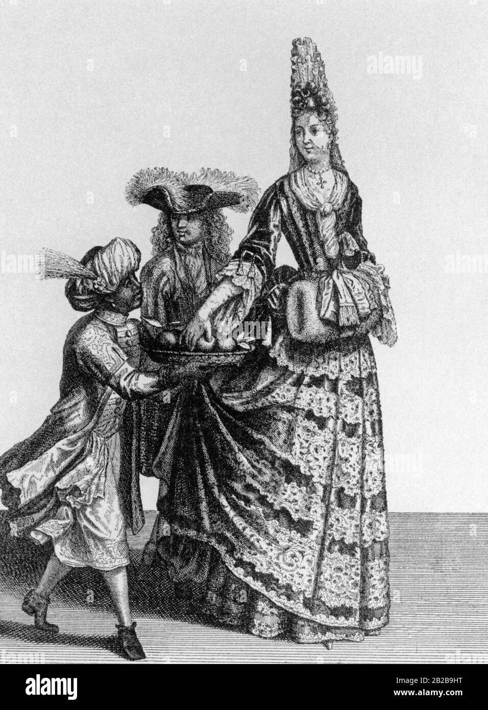 Die Gravur vom Ende des 17. Jahrhunderts zeigt eine modisch gekleidete Dame der französischen Gesellschaft mit ihrem Diener und ihrem Moor-Jungen. Stockfoto