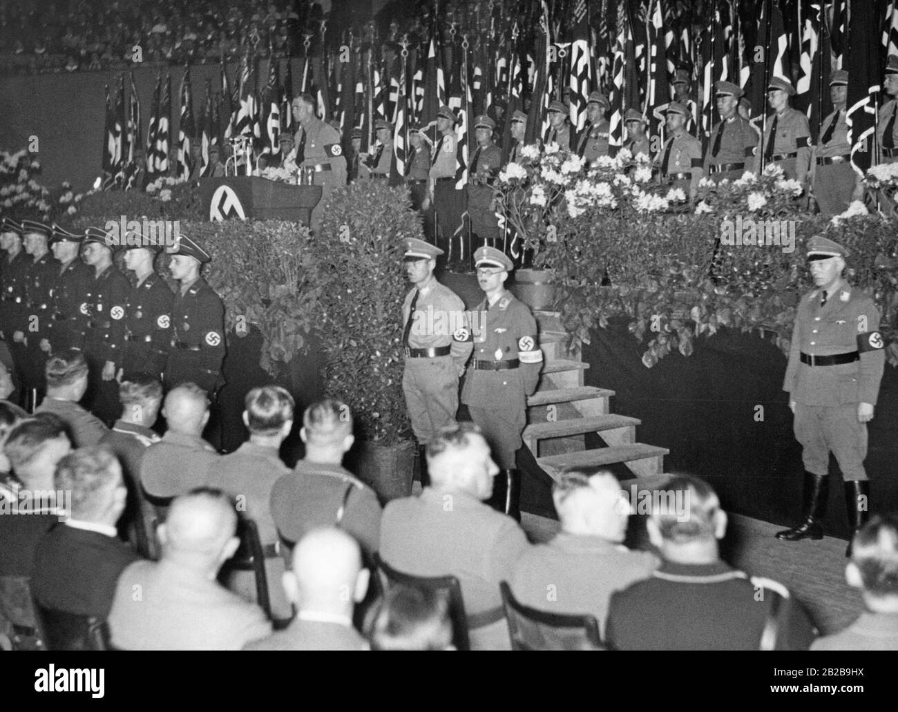 Rudolf Heß während einer Rede in der Deutschlandhalle über den öffentlichen Dienst. In dieser Rede erläutert er die Position und Aufgaben der Beamten im Dritten Reich. Stockfoto