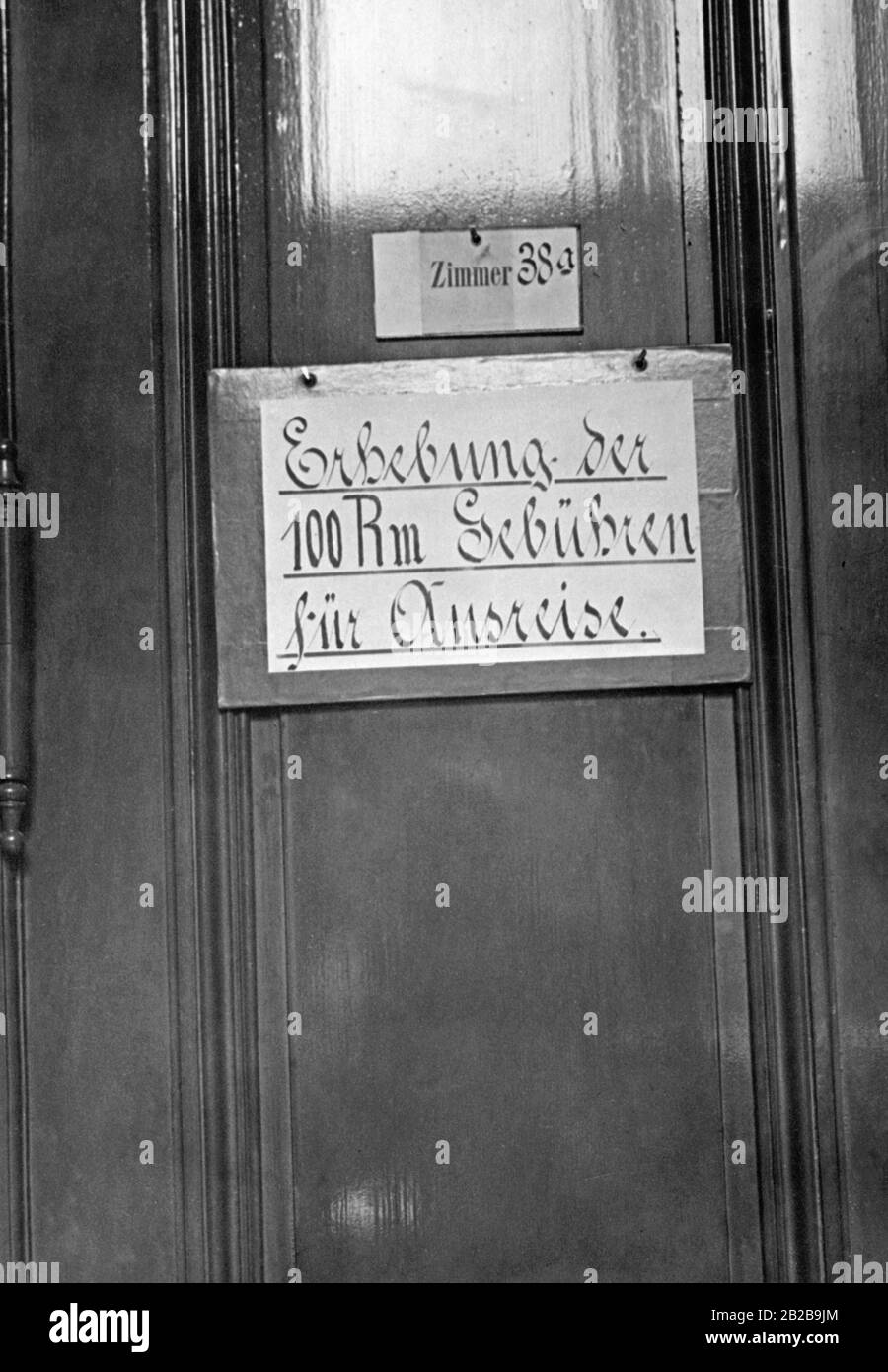 Ein Schild, das an eine Tür der Passstelle in Berlin mit der Aufschrift " Sammlung von Gebühren für die Abreise" genagelt wurde. Die Bürger müssen für jede Auslandsreise 100-Reich-Sondergebühren zahlen. Stockfoto