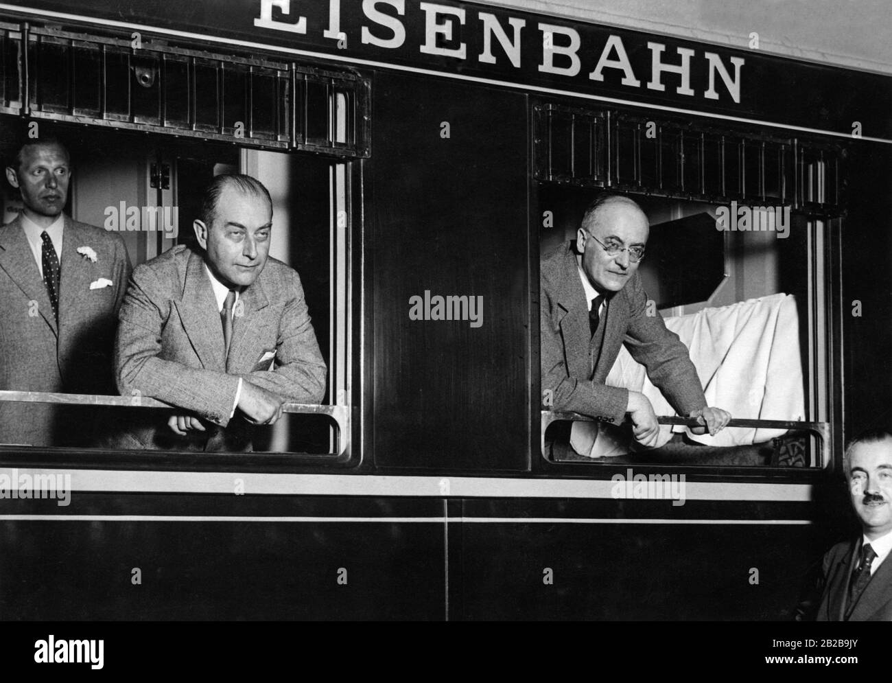 Reichskanzler Heinrich Bruening (rechts) und Reichsaußenminister Julius Curtius (links) im Zug am Anhalter Bahnhof, auf dem Weg von Berlin nach Rom. Stockfoto