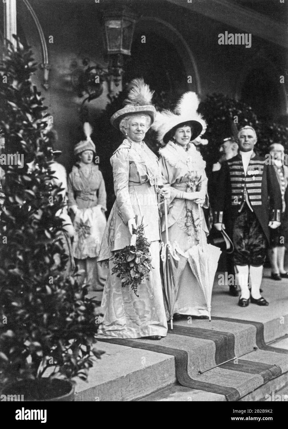 Die Fürstin Augusta Victoria von Schleswig-Holstein-Sonderburg-Augustenburg, Ehefrau von Kaiser Wilhelm II. (Links), und ihre Tochter, Prinzessin Victoria Louise (rechts), bei der Taufe ihres ersten Kindes Ernst August 1914 in Braunschweig. Stockfoto