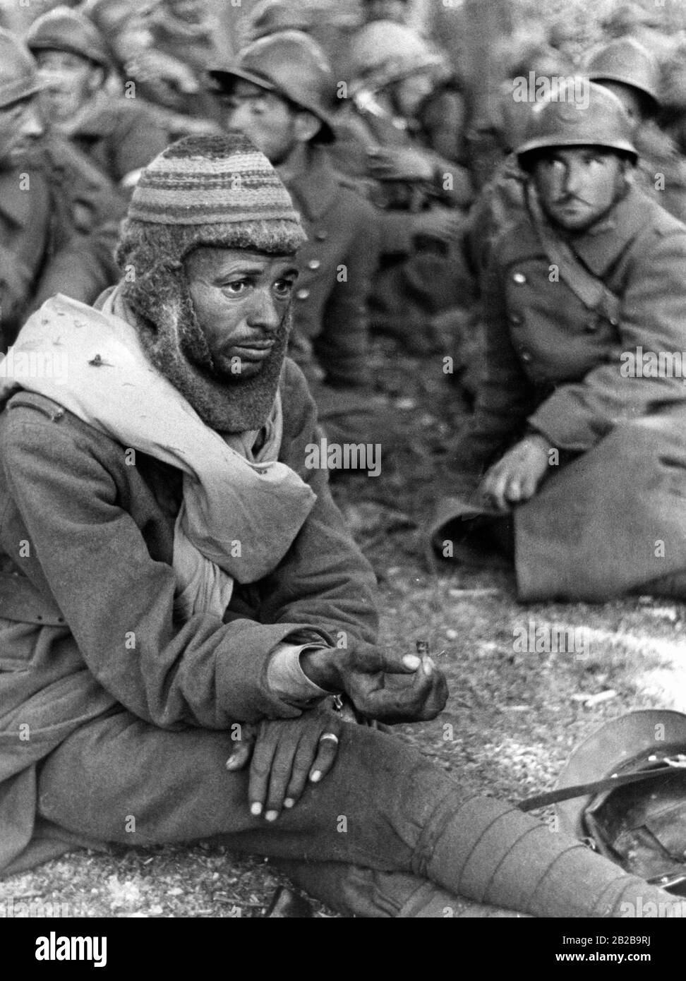 Gefangengenommene französische Soldaten, darunter Angehörige der nordafrikanischen Kolonialregimenter, in einem deutschen Lager für Kriegsgefangene. Stockfoto