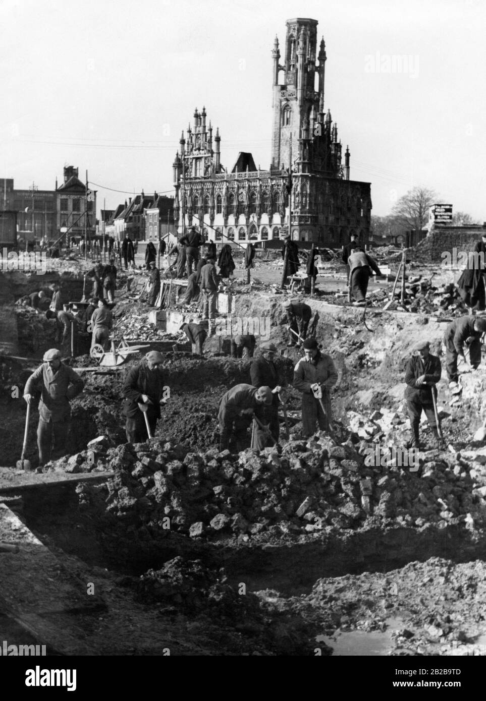 Französische Zivilisten beseitigen in ihrer Stadt Trümmer. Foto: Von Estorff. Stockfoto