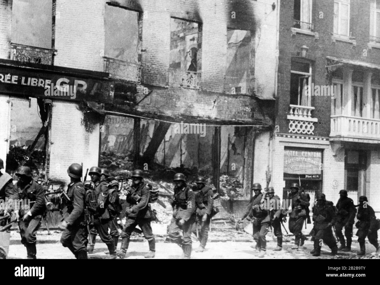 Die Kriegsleute der Wehrmacht durchqueren Maubeuge. Foto: Utecht. Stockfoto