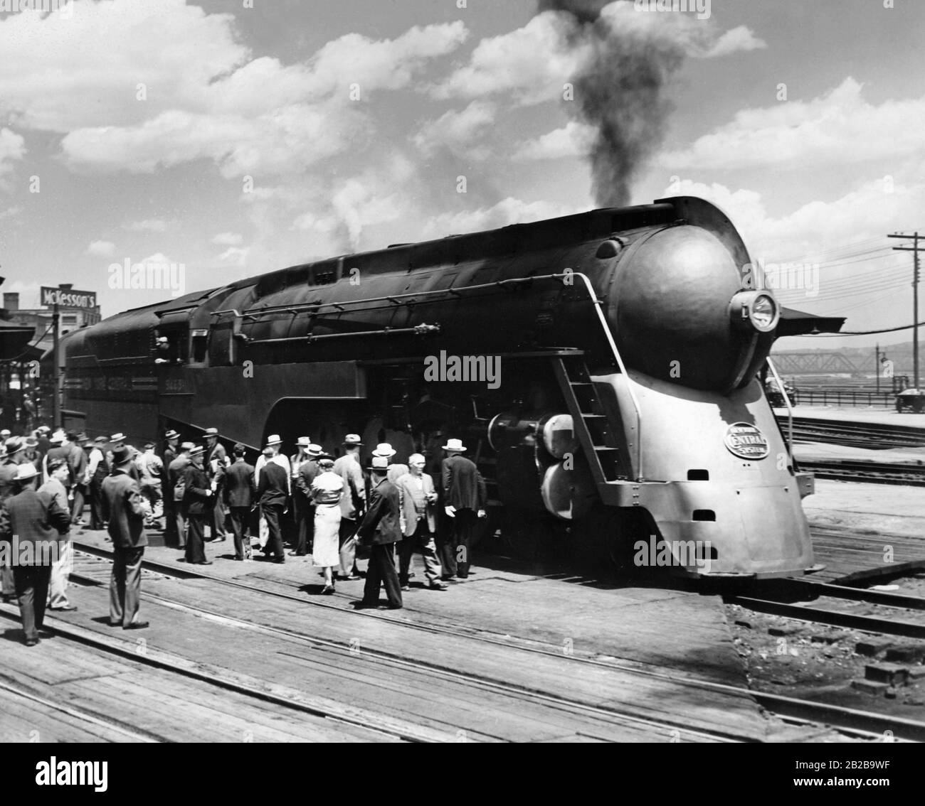 Menge vor einem streamliner auf der Linie von Chicago nach New York in Albany, New York. Dies ist der erste Ganzraumzug der USA. Stromlinienförmige Dampfloks vor 1945, Lokomotiven: Historisch, Eisenbahn. Stockfoto