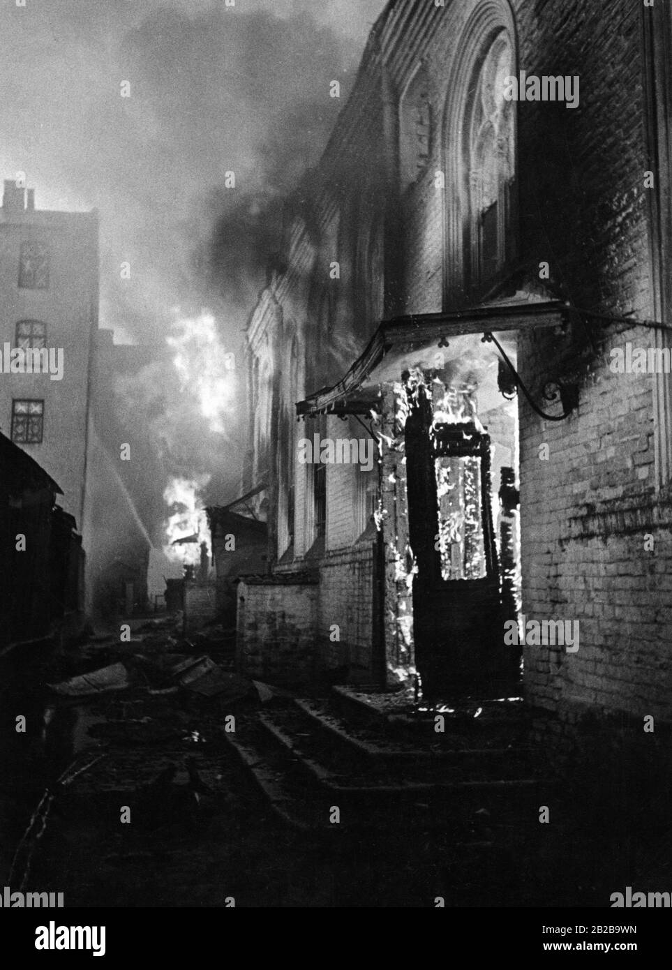 Durch die Kämpfe in einer Stadt in Ostfrankreich in Brand gesetzte Gebäude. Stockfoto