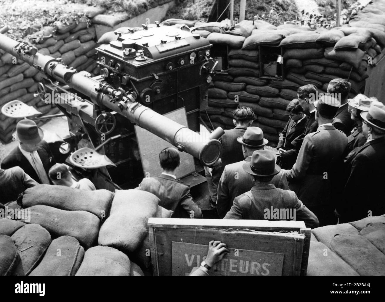 Auf der nationalen Sicherheitsausstellung, die auf der Esplanade des Invalides eröffnet wurde, wird den Besuchern ein Teleskop präsentiert. Stockfoto