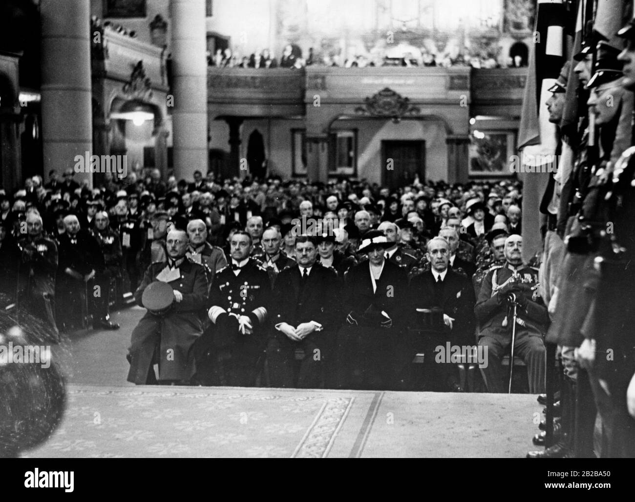 Gedenkgottesdienst für Paul von Hindenburgs in der alten Garnisonkirche in Berlin. Reihe von links: General von Fritsch, Admiral Raeder, Staatssekretär Meissner, Minister von Eltz-Rübenach und Ehefrau. (Undatiertes Bild) Stockfoto