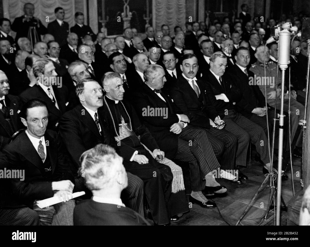 Veranstaltung im Reichspropagandaministerium am 06.04.1933. Von links nach rechts: Joseph Goebbels, Adolf Hitler, der päpstliche Nuntius Cesare Orsenigo. Stockfoto