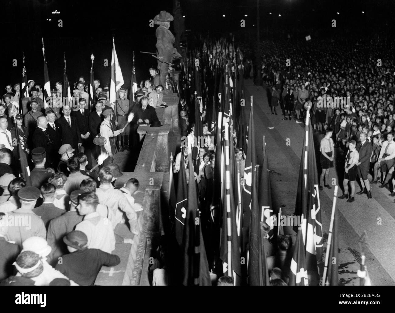 Kundgebung der evangelischen Jugend für Reichsaußenminister Ludwig Mueller (links mit Kette) im Berliner Lustgarten am 09.09.1933. Eine große Menge hört seine Rede. Stockfoto