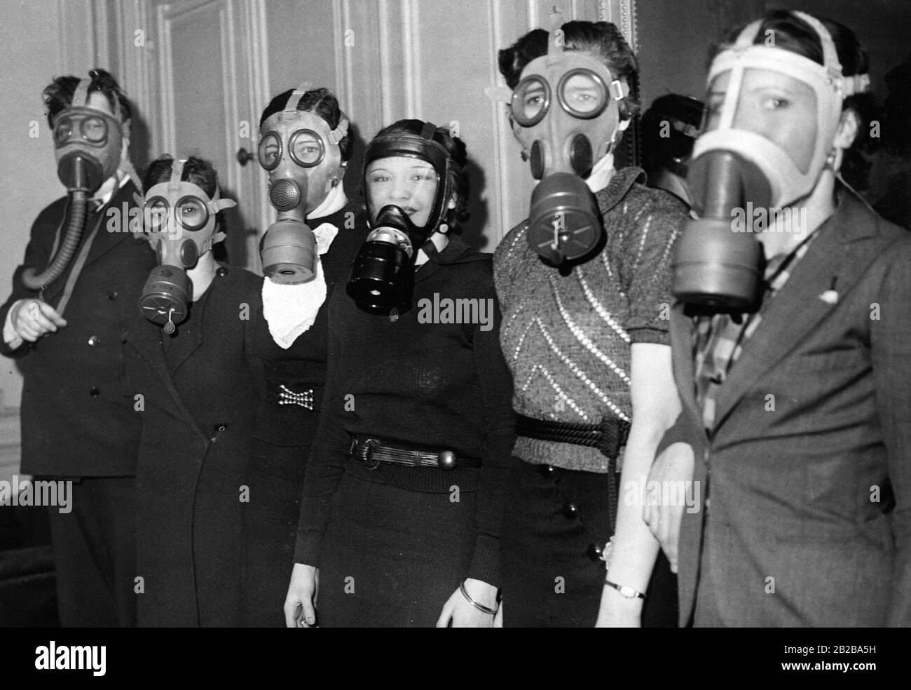 Nach der Mobilisierung in Frankreich in den letzten Friedenswochen hatte das Luftministerium beschlossen, Gasmasken zu verteilen, um das französische Volk vor der drohenden Luftangriffe zu schützen. Zahlreiche Franzosen melden sich freiwillig, um sich vor der drohenden Luftangriffe zu schützen. Die meisten Freiwilligen sind Frauen. Stockfoto
