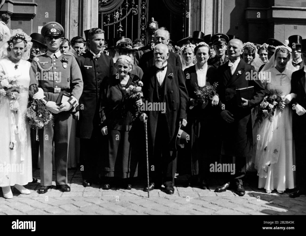 Ein Diamant und ein silbernes Bruderpaar inmitten der Luise Bräute.Am Gedenktag des Todes von Königin Luise fand die Heirat der "Luise Brides" wie jedes Jahr am 19. Juli in der Garnisonskirche in Potsdam statt. 1937 waren 13 Paare verheiratet. Stockfoto