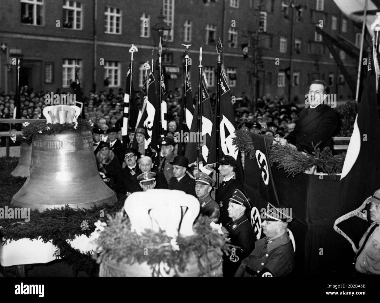Rede von Pfarrer Herzog. Am 07.04.1934 weihte die Gustav-Adolf-Kirche in Charlottenburg vier neue Glocken. Stockfoto