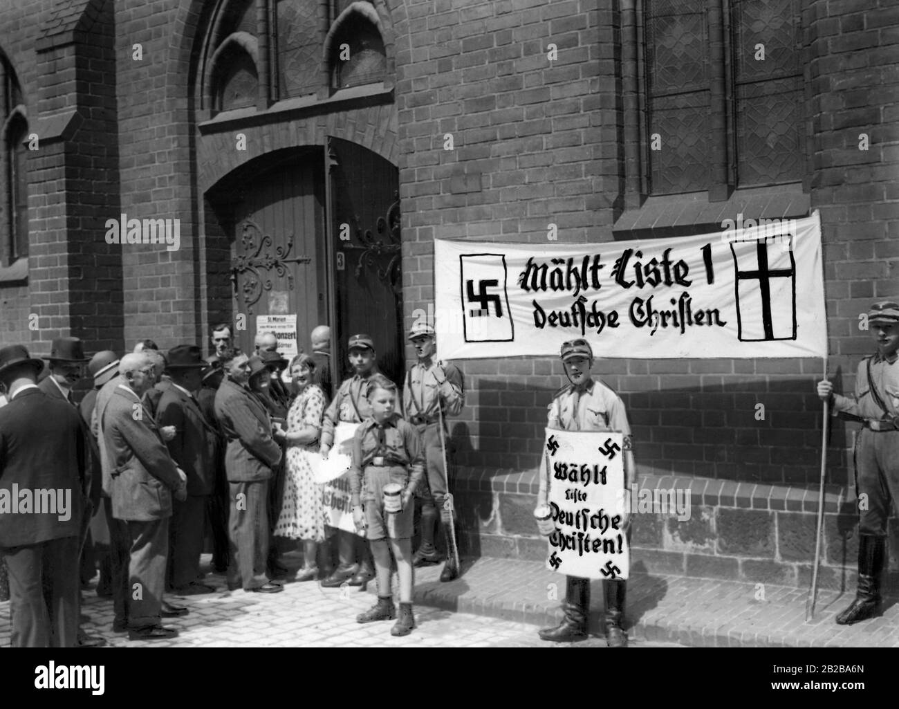 Wähler warten vor einem Wahllokal. Am 23.7.1933 fanden Kirchenwahlen statt. Stockfoto