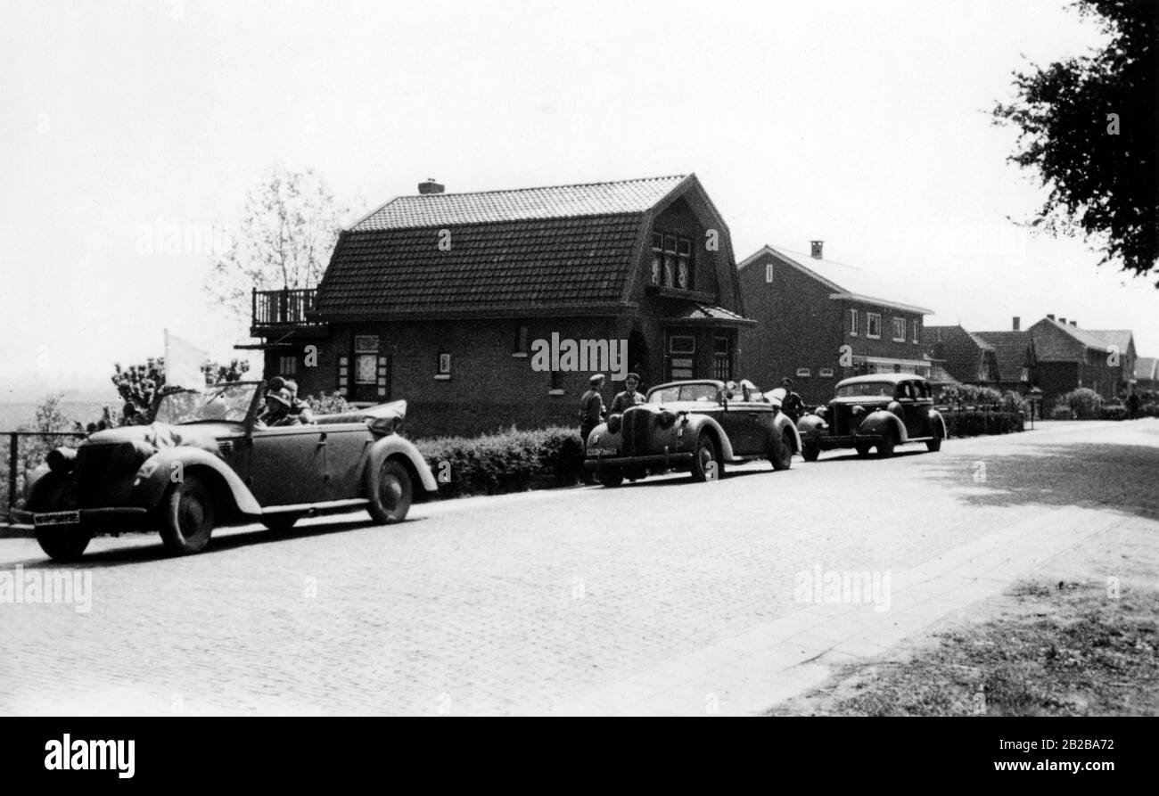 Invasion der Niederlande 1940: Bild zeigt Autos mit weißen Flaggen, die den Offizier Henri Winkelman zu Verhandlungen über die Kapitulation in Rotterdam führen. Stockfoto