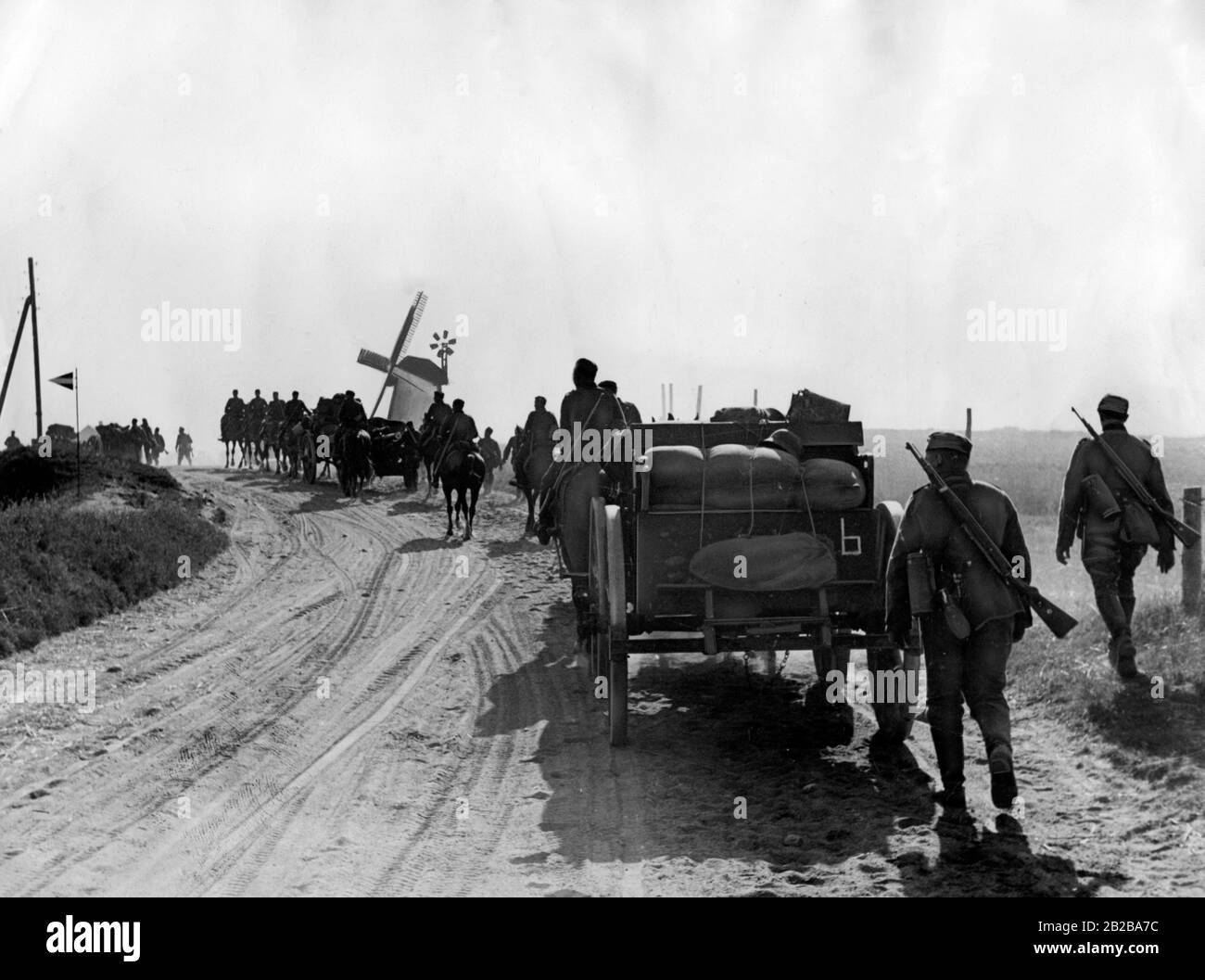 Einmarsch in Holland 1940: Bild zeigt deutsche Infanterie auf dem marsch in die Niederlande. Stockfoto