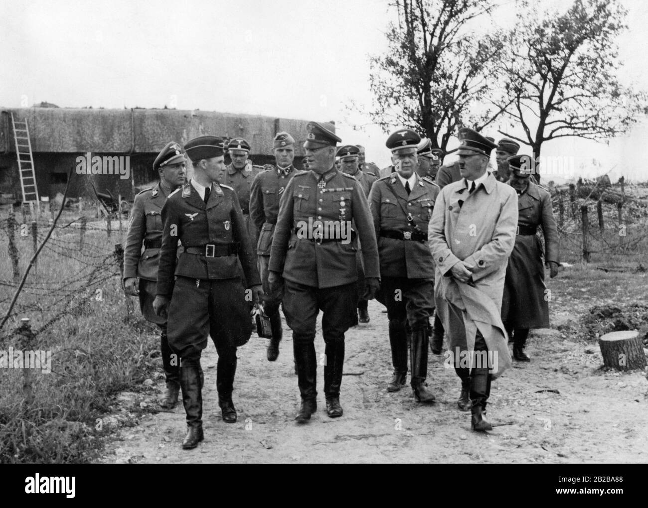 Adolf Hitler und sein Gefolgsmann besuchten französische Befestigungen der Maginot-Linie. In der ersten Reihe Luftwaffenadjutant Nicolaus von Below, Wilhelm Keitel, Hans Heinrich Lammers, Adolf Hitler. Rechts hinter Hitler steht Kurt Dalugue. Zwischen Lammers und Hitler, Heinrich Himmler (im Profil). Links Martin Bormann. Stockfoto