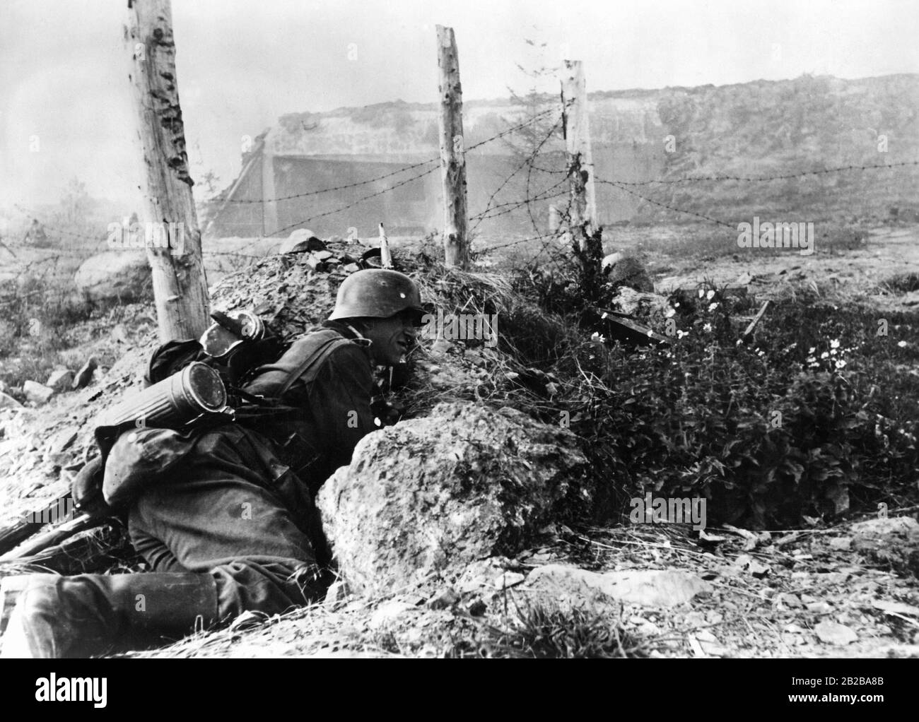 Deutsche Soldaten vor einem französischen Bunker der Maginot-Linie, der bekämpft werden soll. Das Bild zeigt wahrscheinlich eine Übung. Stockfoto