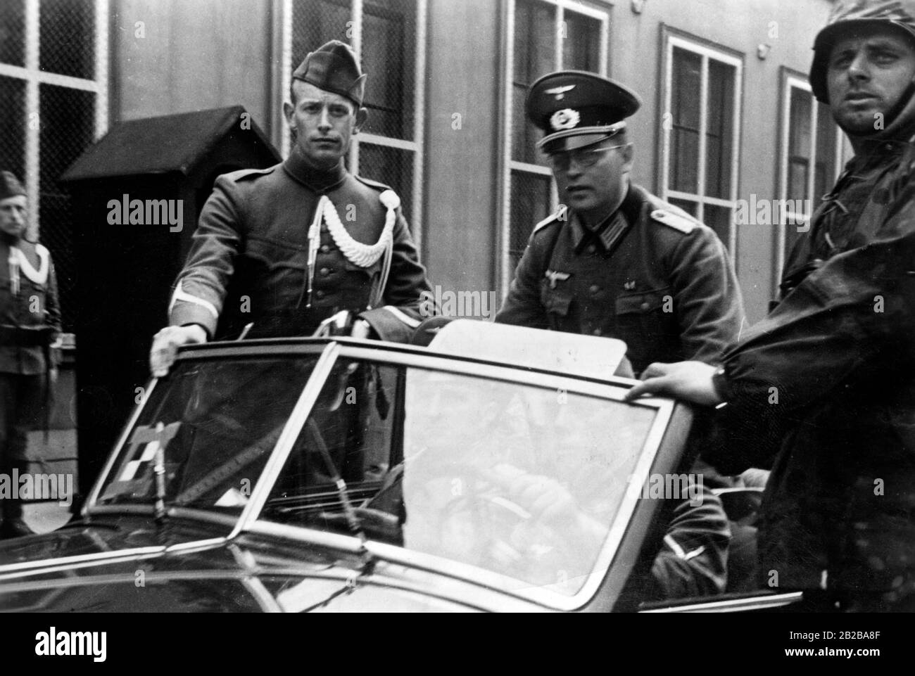 Einmarsch in Holland 1940: Bild zeigt deutschen Offizier und deutschen und niederländischen Soldaten in einem Auto während der Verhandlungen über die Kapitulation der Niederlande in den Haag. Stockfoto